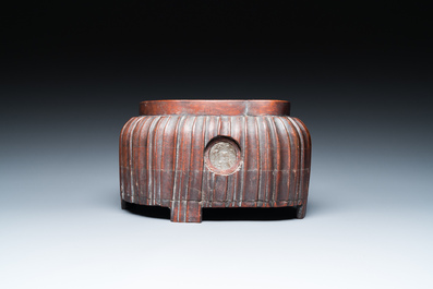 Bouddha rieur en verre bleu de P&eacute;kin assis sur un socle en bois, Chine, 19&egrave;me
