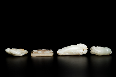 Vier Chinese snijwerken in witte en celadon jade, Qing/Republiek