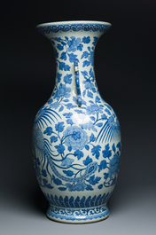 Grand vase en porcelaine de Chine en bleu et blanc &agrave; d&eacute;cor de ph&eacute;nix et pivoines, 19&egrave;me