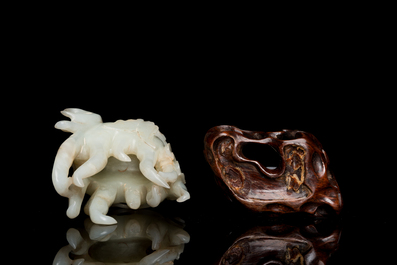 Main de Bouddha en jade blanc sculpt&eacute; sur socle en bois, Chine, Qing