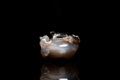Pot &agrave; eau en agate aux lions bouddhistes sur socle en bois sculpt&eacute;, Chine, 19&egrave;me