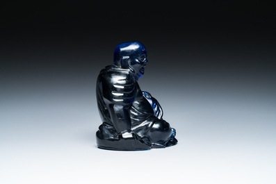 Bouddha rieur en verre bleu de P&eacute;kin assis sur un socle en bois, Chine, 19&egrave;me