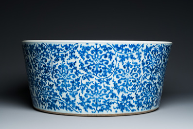 Impressionnant bassin en porcelaine de Chine en bleu et blanc &agrave; d&eacute;cor de rinceaux floraux, Kangxi