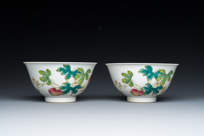 Paire de bols en porcelaine de Chine famille rose &agrave; d&eacute;cor de poires de baumier, marque et &eacute;poque de Daoguang