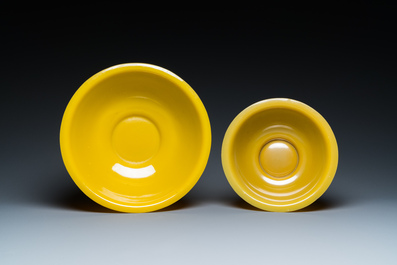 Deux grands bols en verre jaune de P&eacute;kin, Chine, 19/20&egrave;me