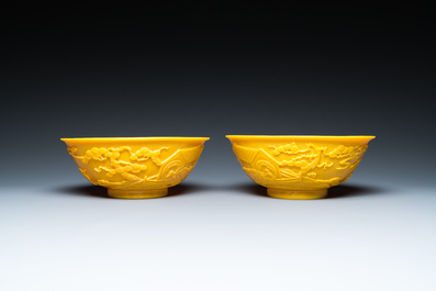 Paire de bols en verre jaune de P&eacute;kin &agrave; d&eacute;cor de figures dans paysages montagneux, Chine, 19/20&egrave;me