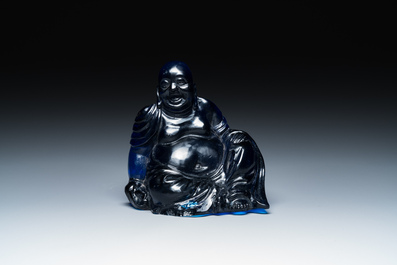 Bouddha rieur en verre bleu de P&eacute;kin assis sur un socle en bois, Chine, 19&egrave;me