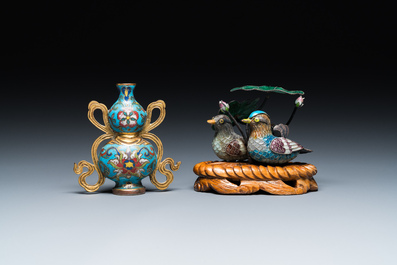 Een Chinese cloisonn&eacute; kalebasvaas en een groep met twee eenden in email en zilver, 19/20e eeuw
