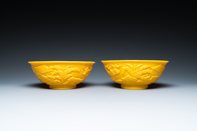 Paire de bols en verre jaune de P&eacute;kin &agrave; d&eacute;cor de figures dans paysages montagneux, Chine, 19/20&egrave;me