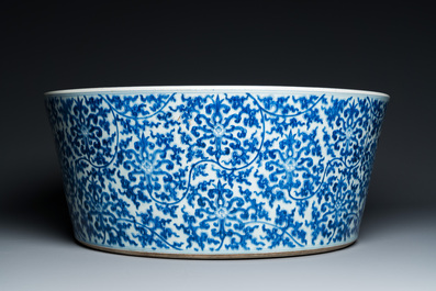 Impressionnant bassin en porcelaine de Chine en bleu et blanc &agrave; d&eacute;cor de rinceaux floraux, Kangxi