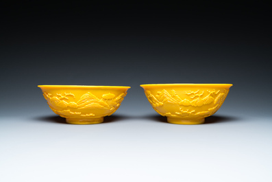 Paire de bols en verre jaune de P&eacute;kin &agrave; d&eacute;cor de figures dans paysages montagneux, Chine, 19/20&egrave;me