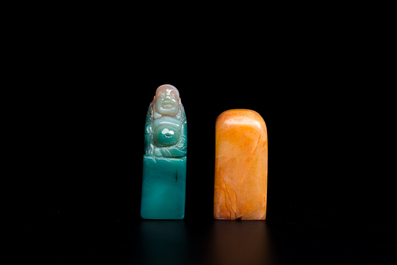 Une &eacute;pingle &agrave; cheveux en jade blanc et deux sceaux en jade, Chine, Qing