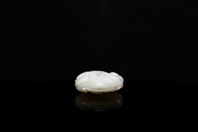 Presse-papier en jade finement sculpt&eacute; &agrave; d&eacute;cor d'une grue et d'un tigre, Chine, 17/18&egrave;me
