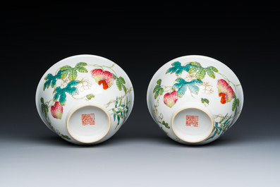 Paire de bols en porcelaine de Chine famille rose &agrave; d&eacute;cor de poires de baumier, marque et &eacute;poque de Daoguang