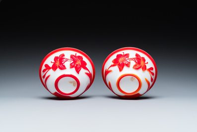 Paire de bols en verre overlay de P&eacute;kin en rouge sur blanc &agrave; d&eacute;cor floral, Chine, 19&egrave;me