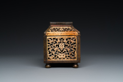 Coffret en os de morse r&eacute;ticul&eacute; aux montures en laiton, Kholmogory, Russie, 17&egrave;me