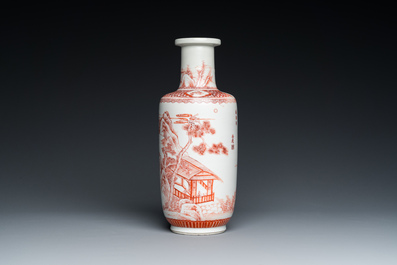 Een Chinese ijzerrode rouleau vaas, gesigneerd Xi Yi 西逸, Kangxi