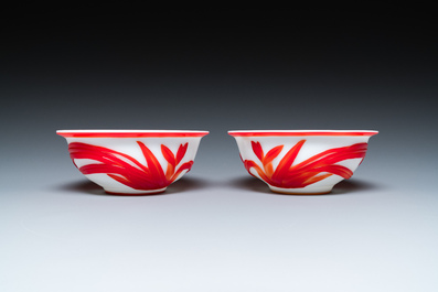 Paire de bols en verre overlay de P&eacute;kin en rouge sur blanc &agrave; d&eacute;cor floral, Chine, 19&egrave;me