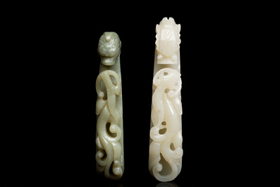 Deux boucles de ceintures sculpt&eacute;es en jade blanc et c&eacute;ladon, Chine, Qing