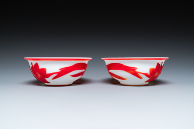 Paire de bols en verre overlay de P&eacute;kin en rouge sur blanc &agrave; d&eacute;cor floral, Chine, 19&egrave;me