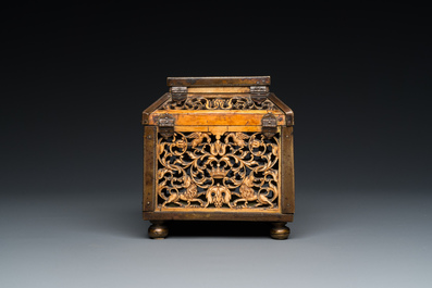 Coffret en os de morse r&eacute;ticul&eacute; aux montures en laiton, Kholmogory, Russie, 17&egrave;me