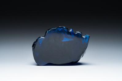 Bouddha rieur en verre bleu de P&eacute;kin assis sur un socle en bois, Chine, 19&egrave;me