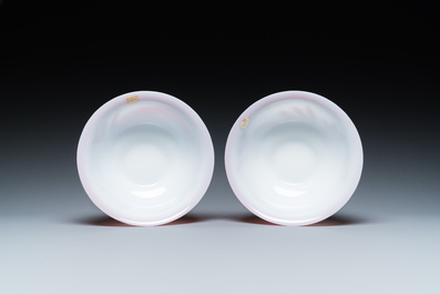 Paire de bols en verre overlay de P&eacute;kin en rouge sur blanc &agrave; d&eacute;cor floral, Chine, 19&egrave;me