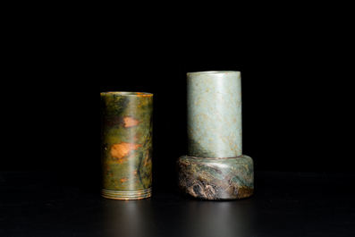 Twee Chinese jade penselenbekers, Qing