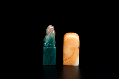 Une &eacute;pingle &agrave; cheveux en jade blanc et deux sceaux en jade, Chine, Qing