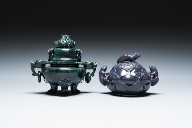 Twee Chinese wierookbranders met deksels in groene en blauwe goudsteen, 19/20e eeuw