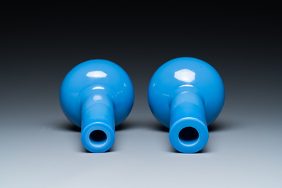 Een paar Chinese turquoise-blauwe flesvormige vazen in Peking glas, Qing