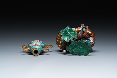 Een Chinese cloisonn&eacute; kalebasvaas en een groep met twee eenden in email en zilver, 19/20e eeuw
