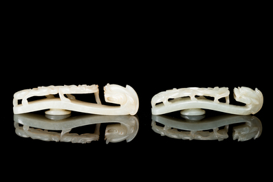 Twee Chinese riemhaken in witte jade, Qing