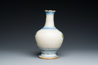 Een zeldzame polychrome Antwerpse majolica apothekersfles met opschrift AQ DE ENDIV, midden 16e eeuw