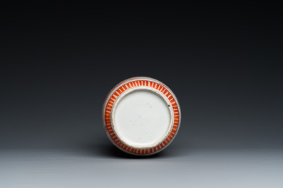 Een Chinese ijzerrode rouleau vaas, gesigneerd Xi Yi 西逸, Kangxi