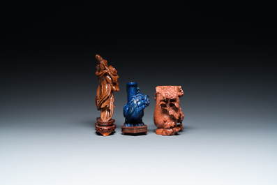 Drie Chinese snijwerken in lapis lazuli en goudsteen, 19/20e eeuw