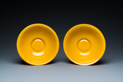Paire de bols en verre jaune de P&eacute;kin &agrave; d&eacute;cor de figures dans paysages montagneux, Chine, 19/20&egrave;me