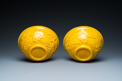 Paire de bols en verre jaune de P&eacute;kin &agrave; d&eacute;cor de figures dans paysages montagneux, Chine, 19/20&egrave;me