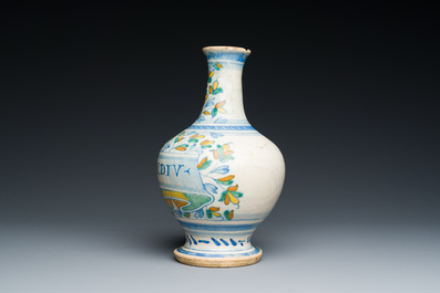 Een zeldzame polychrome Antwerpse majolica apothekersfles met opschrift AQ DE ENDIV, midden 16e eeuw