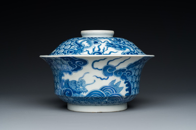 Bol couvert en porcelaine de Chine 'Bleu de Hue' pour le Vietnam, marque d'un dragon pour la p&eacute;riode Thiệu Trị (1840-1847)