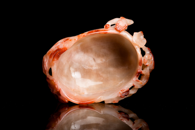 Lave-pinceaux en agate rose sculpt&eacute;e figurant un chilong, Chine, Qing