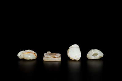 Vier Chinese snijwerken in witte en celadon jade, Qing/Republiek