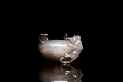Pot &agrave; eau en agate aux lions bouddhistes sur socle en bois sculpt&eacute;, Chine, 19&egrave;me