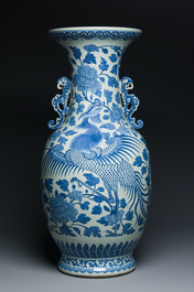Grand vase en porcelaine de Chine en bleu et blanc &agrave; d&eacute;cor de ph&eacute;nix et pivoines, 19&egrave;me