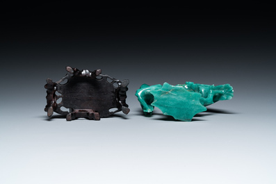 A Chinese emerald green jadeite 'birds' group and a goldstone sculpture of Buddha, 19/20th C.