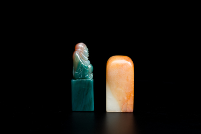 Une &eacute;pingle &agrave; cheveux en jade blanc et deux sceaux en jade, Chine, Qing