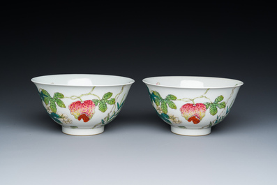 Paire de bols en porcelaine de Chine famille rose &agrave; d&eacute;cor de poires de baumier, marque et &eacute;poque de Daoguang