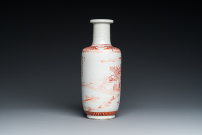 Een Chinese ijzerrode rouleau vaas, gesigneerd Xi Yi 西逸, Kangxi