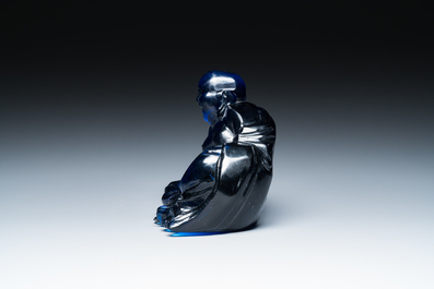 Bouddha rieur en verre bleu de P&eacute;kin assis sur un socle en bois, Chine, 19&egrave;me