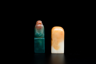 Une &eacute;pingle &agrave; cheveux en jade blanc et deux sceaux en jade, Chine, Qing
